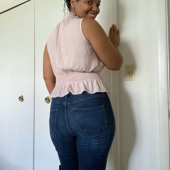 Pink polkadot blouse. Ruffled collar, sleeveless. - Picture 3 of 3